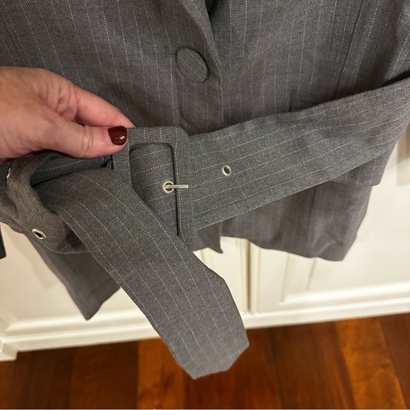 Avec Les Filles Women’s Grey Pinstriped Belted Blazer Jacket Suit Offixe Wear - Picture 9 of 13
